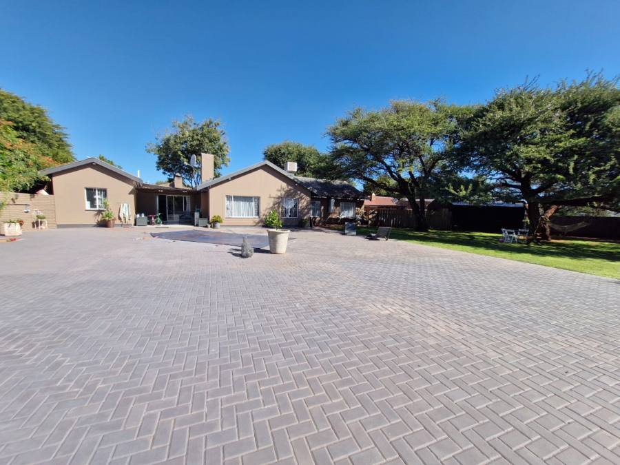To Let 4 Bedroom Property for Rent in Kathu Northern Cape